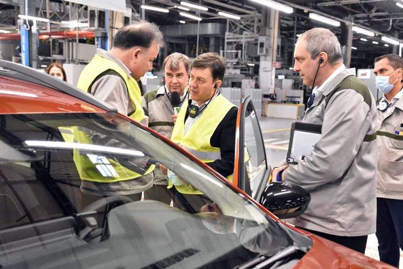 Ministrul Economiei a inspectat Uzina Dacia şi a anunțat o primă măsură pentru ca angajații să nu fie disponibilizaţi